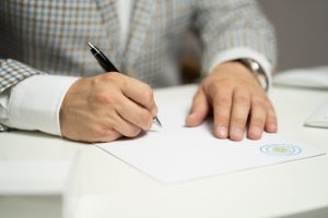 What does “in writing” mean in German and English law